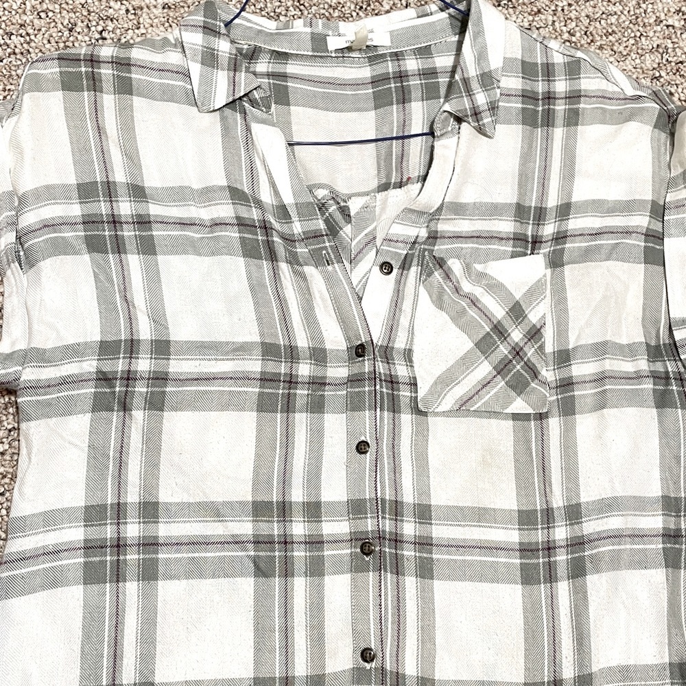 ❤️‍🔥 (2 for $8, 3 for $11, 4 for $14)!
 White & Grey Short Sleeve Flannel